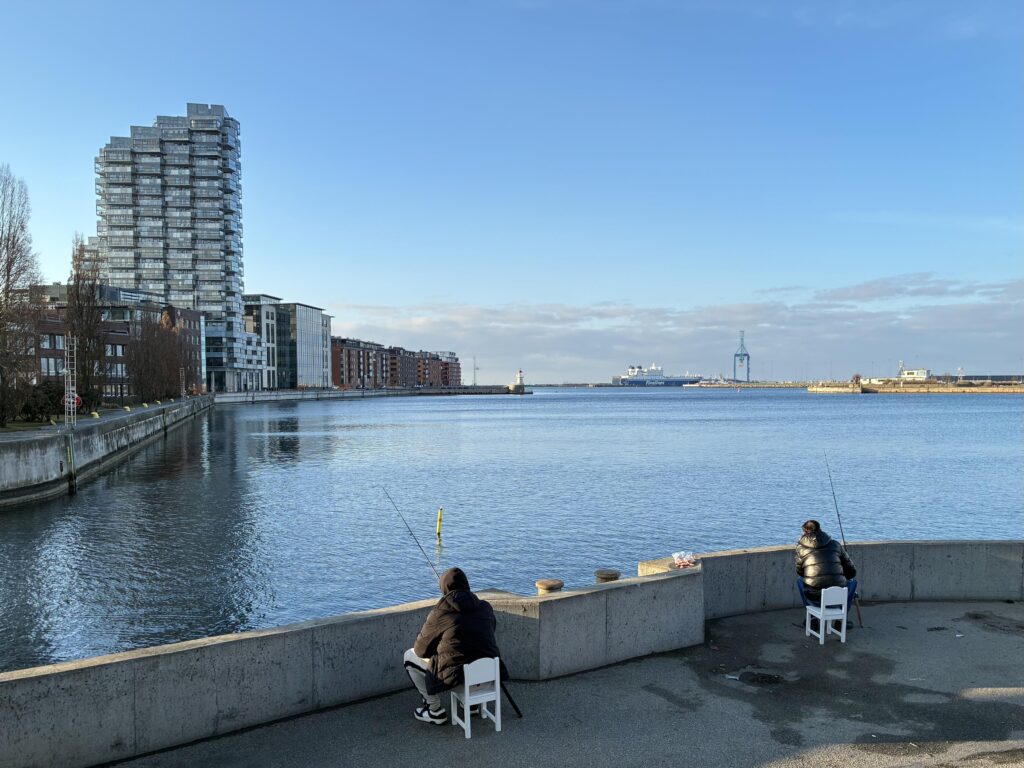 Två fiskare i Yttre hamnen i Malmö